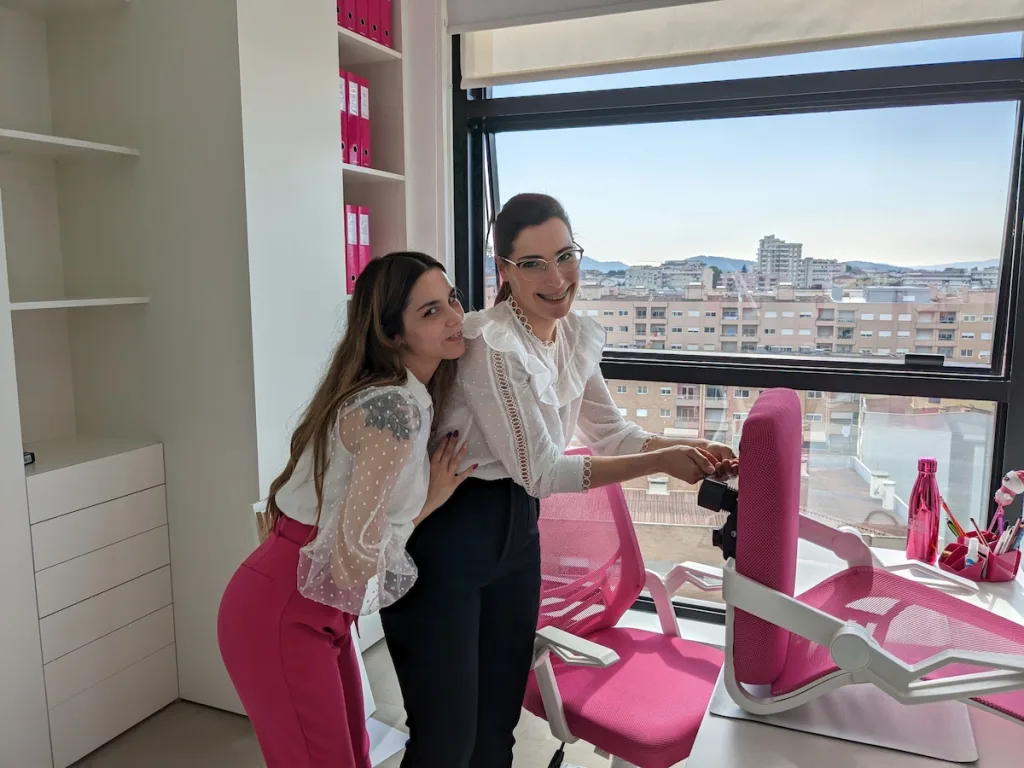 Ângela Sousa e Helena Sousa na mudança para o novo escritório da Chibious em 2023.